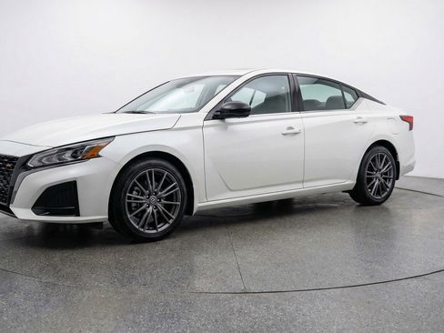 Used 2025 Nissan Altima 2.5 SV FWD image 3
