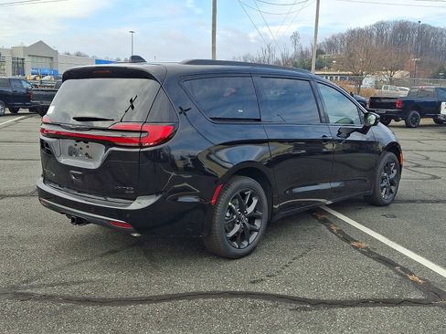 New 2026 Chrysler Pacifica Limited w/ S Appearance Package image 4