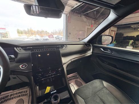 Used 2025 Jeep Grand Cherokee Altitude image 14