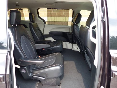 Used 2019 Chrysler Pacifica Touring-L FWD image 38
