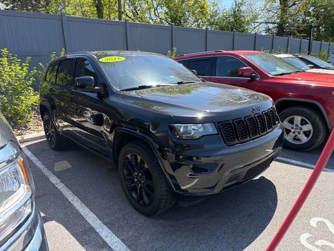 Used 2018 Jeep Grand Cherokee Altitude AWD/4WD image 4