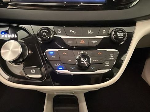 Used 2023 Chrysler Pacifica Touring-L FWD image 22