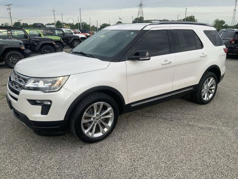 Used 2018 Ford Explorer XLT w/ Equipment Group 202A AWD/4WD image 4