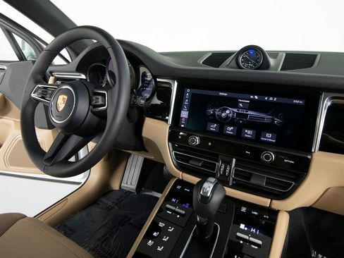 New 2026 Porsche Macan image 30