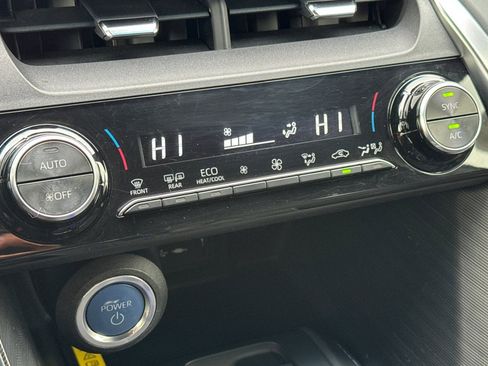 Used 2022 Toyota Venza XLE image 22