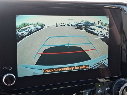 Used 2023 Toyota Highlander XLE AWD/4WD image 19