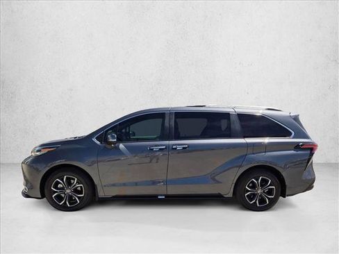 Used 2025 Toyota Sienna Platinum image 9