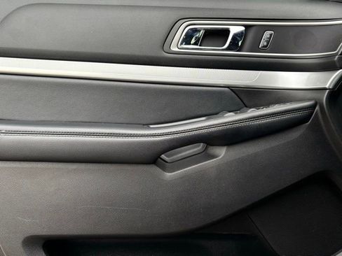 Used 2017 Ford Explorer XLT image 13