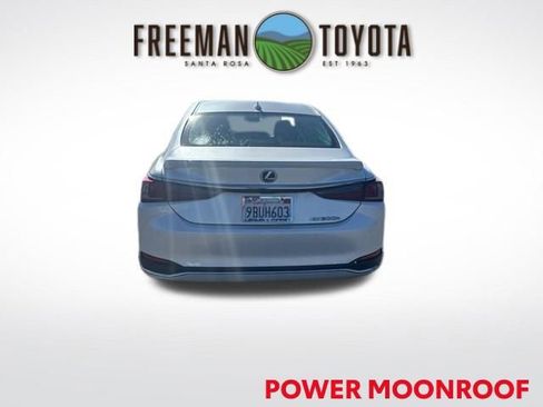 Used 2022 Lexus ES 300h w/ Luxury Package image 3