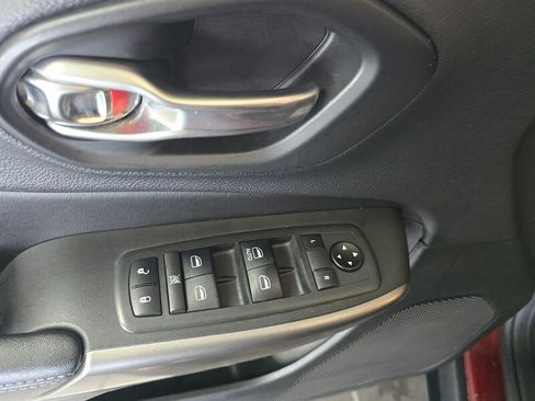 Used 2019 Jeep Cherokee Latitude w/ Cold Weather Group FWD image 18