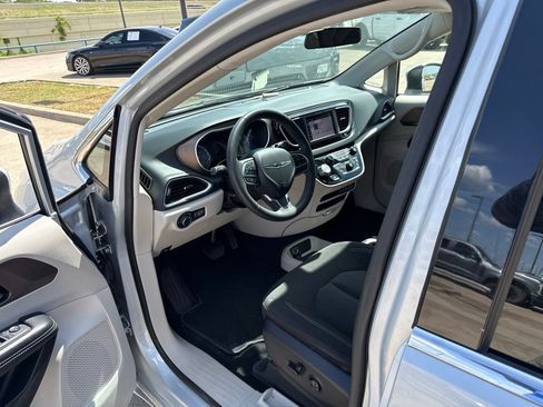 Used 2022 Chrysler Voyager LX FWD image 20
