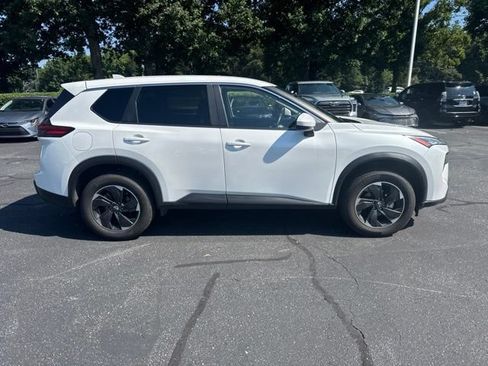Used 2025 Nissan Rogue SV AWD/4WD image 2
