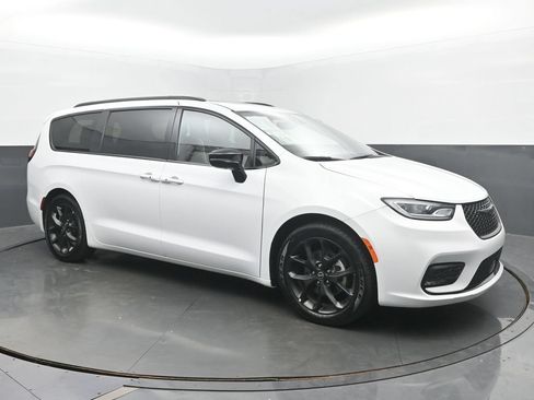 Used 2025 Chrysler Pacifica Limited FWD image 7
