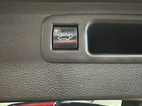 Used 2021 Toyota Highlander LE AWD/4WD image 15