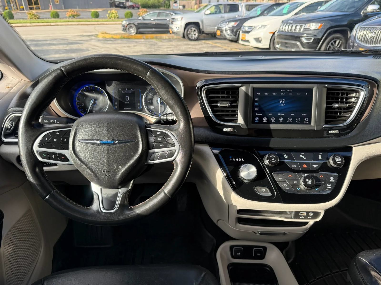 Used 2019 Chrysler Pacifica Touring-L FWD image 36