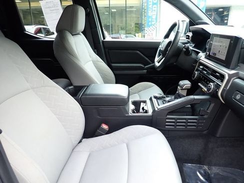 Certified 2024 Toyota Tacoma SR5 AWD/4WD image 3