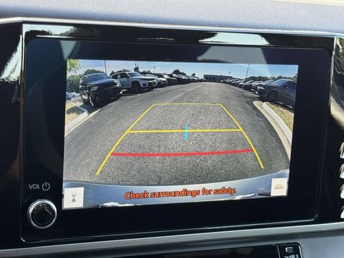 Used 2025 Toyota Camry SE FWD image 4