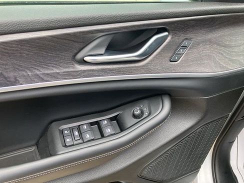 Certified 2025 Jeep Grand Cherokee L Limited AWD/4WD image 10