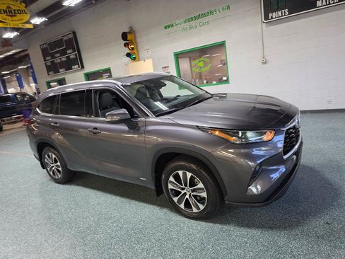 Used 2022 Toyota Highlander XLE AWD/4WD image 4
