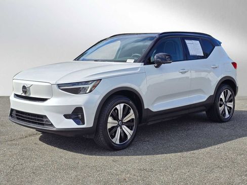 Used 2023 Volvo XC40 Recharge Plus image 3