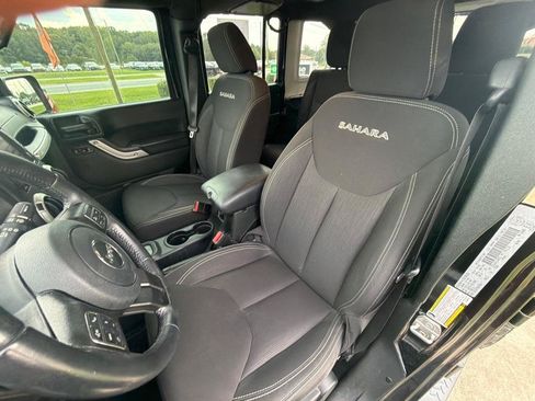 Used 2018 Jeep Wrangler Unlimited Sahara w/ Connectivity Group AWD/4WD image 19