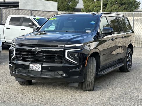 Used 2025 Chevrolet Suburban RST image 8