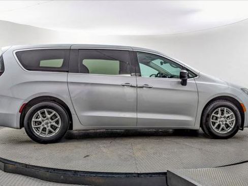 Used 2024 Chrysler Voyager LX image 9