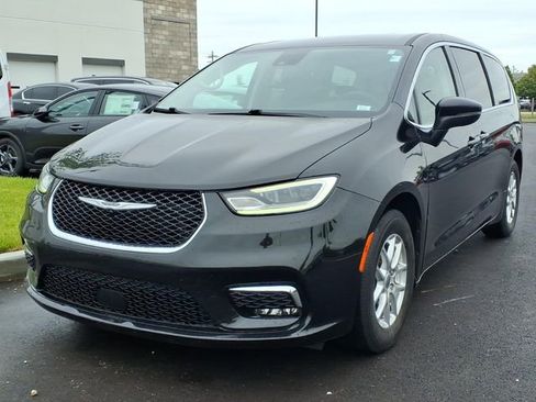 Used 2023 Chrysler Pacifica Touring-L FWD image 2