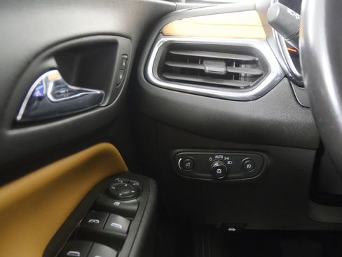 Used 2020 Chevrolet Equinox Premier image 19