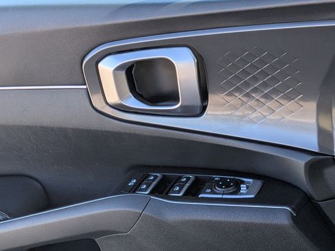 Certified 2025 Kia Sorento LX image 8