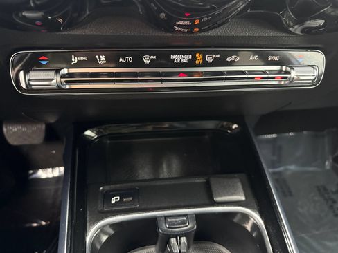 Used 2020 Mercedes-Benz GLB 250 4MATIC w/ Parking Assistance Package image 29