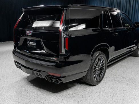 Used 2023 Cadillac Escalade ESV V w/ Heavy-Duty Trailer Package AWD/4WD image 4