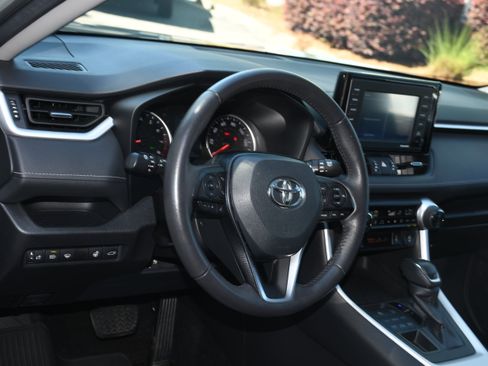 Used 2021 Toyota RAV4 XLE Premium image 9