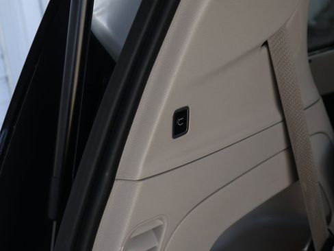 Used 2024 Chrysler Pacifica Limited image 11