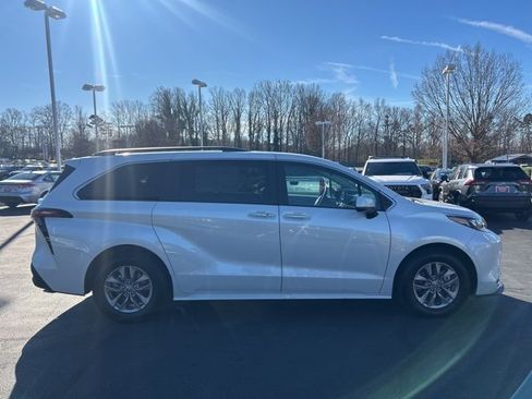 Used 2024 Toyota Sienna XLE image 4