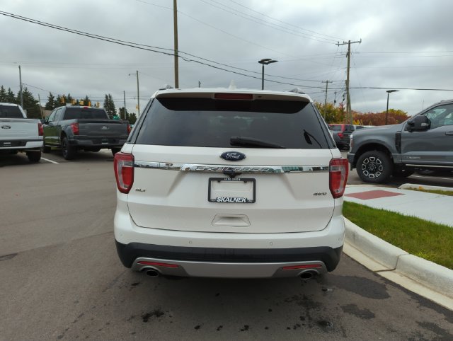 Used 2017 Ford Explorer XLT AWD/4WD image 4