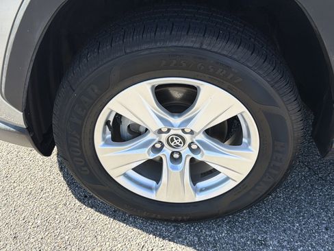 Used 2021 Toyota RAV4 XLE image 22