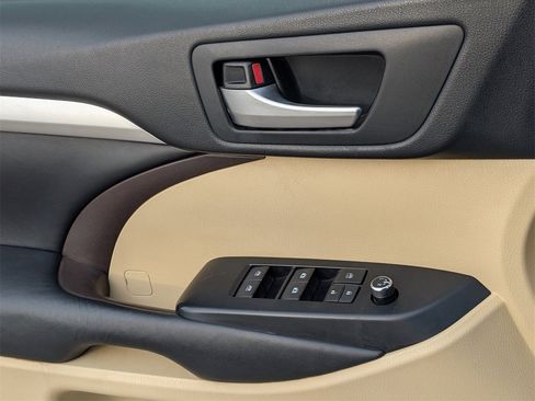 Used 2018 Toyota Highlander XLE image 24