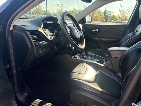 Used 2022 Jeep Cherokee Trailhawk w/ Comfort/Convenience Group AWD/4WD image 8