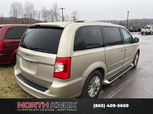 Used 2016 Chrysler Town & Country Limited image 3
