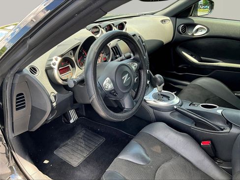 Used 2018 Nissan 370Z Touring RWD image 13