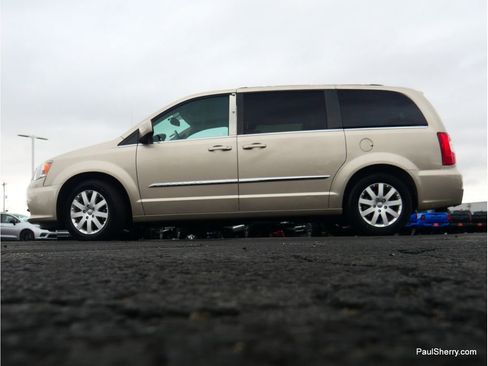 Used 2014 Chrysler Town & Country Touring image 17