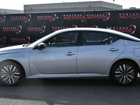 Used 2024 Nissan Altima 2.5 SV image 4