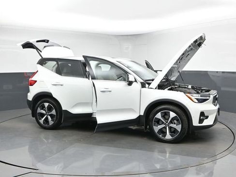 Used 2023 Volvo XC40 B5 Plus w/ Driver Assist Package AWD/4WD image 53