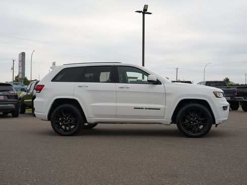 Used 2018 Jeep Grand Cherokee Altitude AWD/4WD image 2