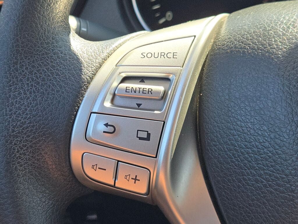 Used 2015 Nissan Rogue SV AWD/4WD image 30