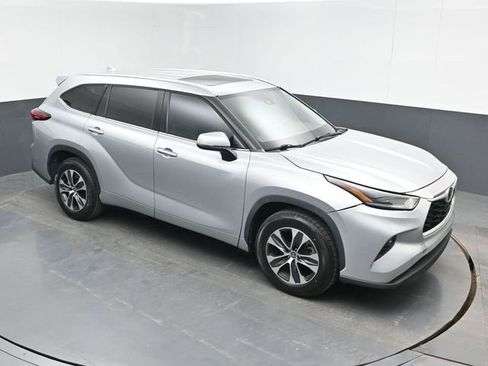 Used 2021 Toyota Highlander XLE FWD image 1