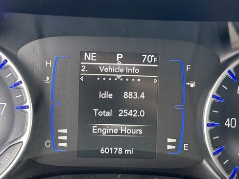 Used 2022 Chrysler Voyager LX image 2