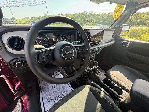 Used 2024 Jeep Wrangler Unlimited Sport AWD/4WD image 30