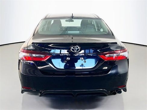 Used 2023 Toyota Camry SE image 6